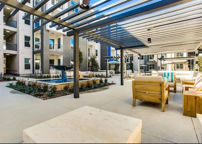 Getaway! Book Now! In The Heart Of Dallas! Great Location!