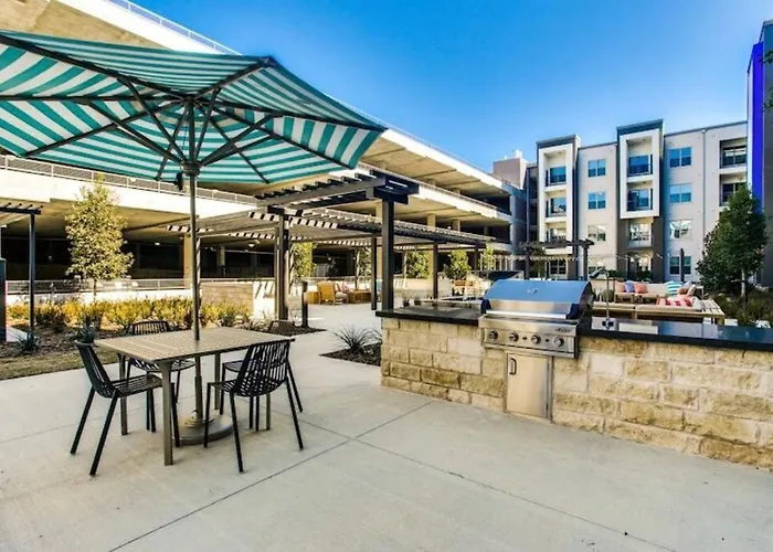 Getaway! Book Now! In The Heart Of Dallas! Great Location!