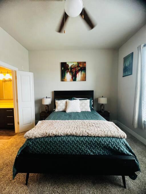 Apartamento Getaway! Book Now! In The Heart Of Dallas! Great Location!